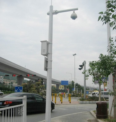 橫臂1米高6.5米八角監控(kòng)杆